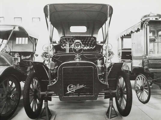 [Кадилак. Альбом фотографий Стевана
Салмери]. Cadillac. Photographs by
Stephen Salmeri/Hand-painted by Sydnie
Michele Salmieri. Text by Owen Edwards.
New York: Rizzoli, 1985.